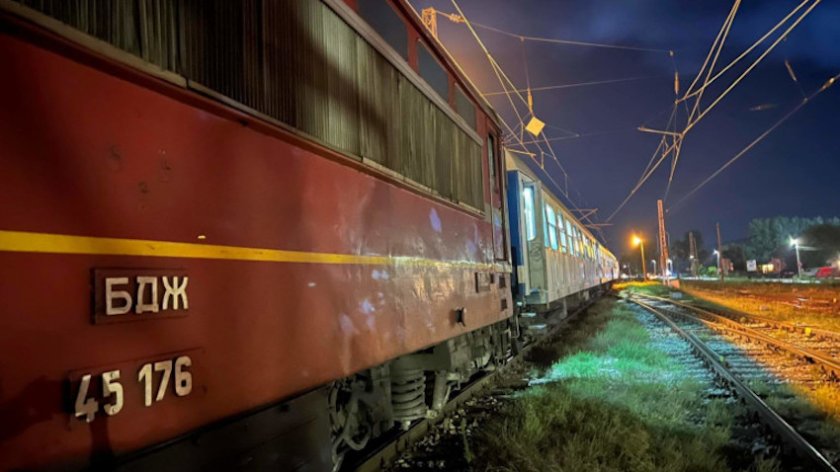 Влакът от Добрич за София е катастрофирал тази нощ, съобщава