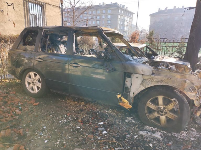 Рецидивист запали колата на съседите в опит да завземе имота им