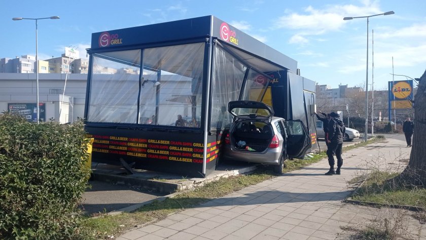 Кола се вряза в кебапчийница в Бургас