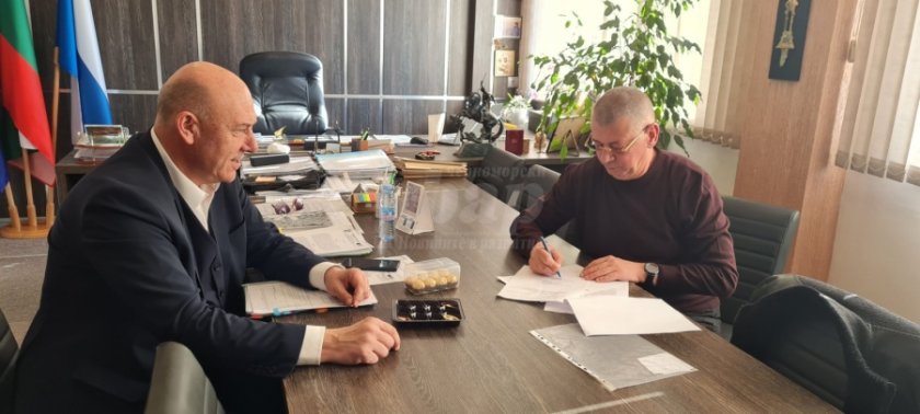 Управителят на МБАЛ Поморие д-р Кирил Хинов официално подписа договора