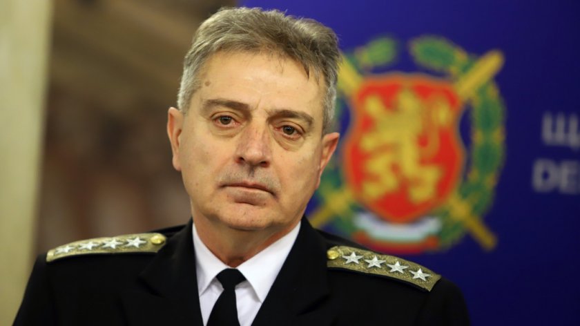 Началникът на отбраната: Бъдете спокойни, армията работи