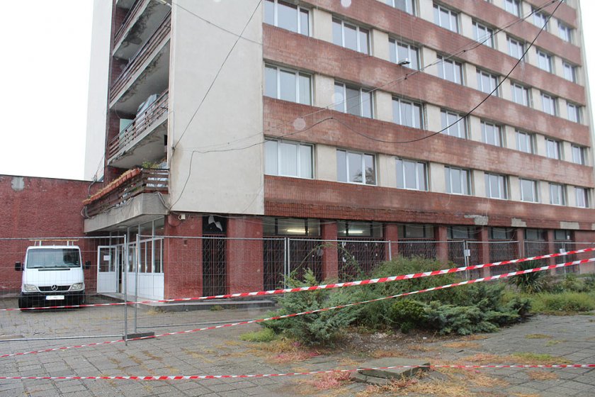 14-годишното момиче, което бе открито да лежи полумъртво пред общежитие