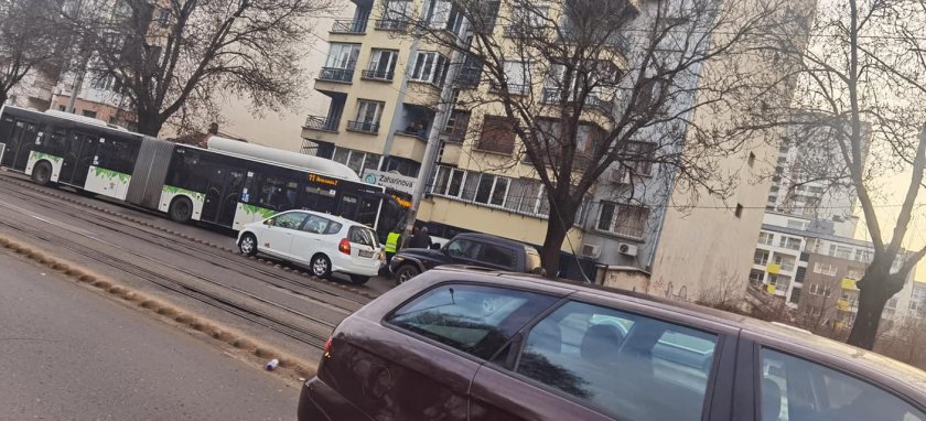 Автобус се заби в стълб в София