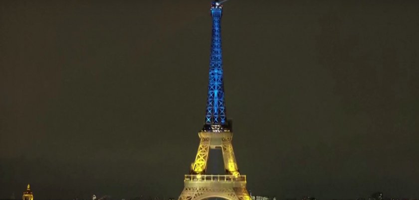 Айфеловата кула светна в цветовете на Украйна (ВИДЕО)