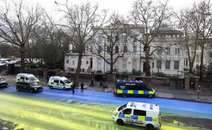 Изляха боя в цветовете на украинския флаг пред руското посолство в Лондон