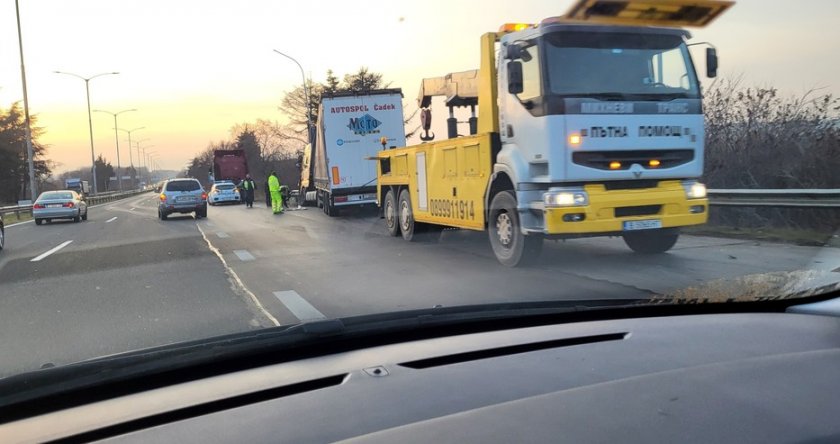 Камион спука гума до Варна и се блъсна в мантинела