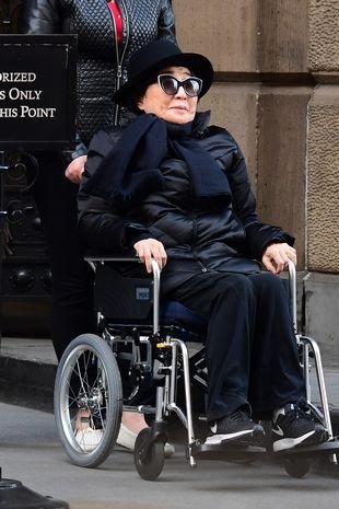 Йоко Оно чукна 90 в старчески дом