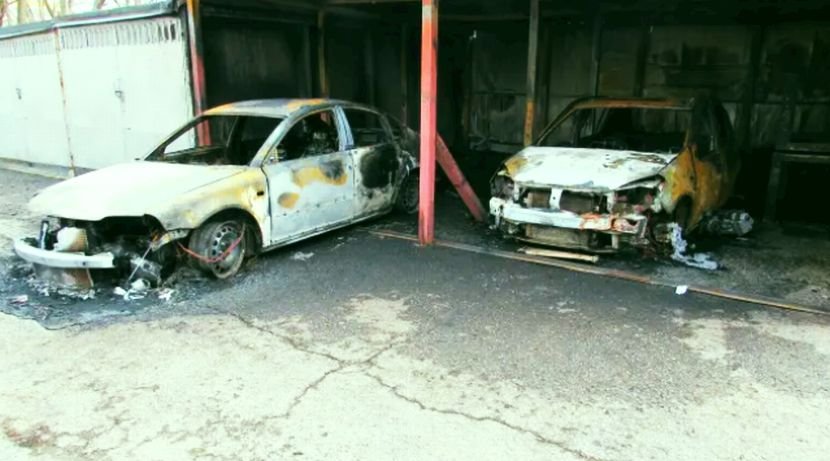 Вероятен умишлен палеж, при който са изгорели автомобили, разследват криминалистите