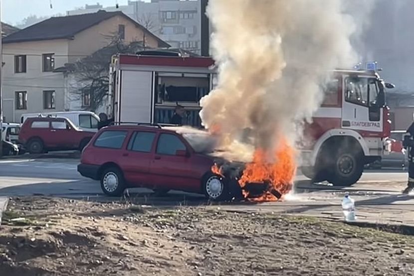 Кола пламна в движение в Благоевград (СНИМКА)