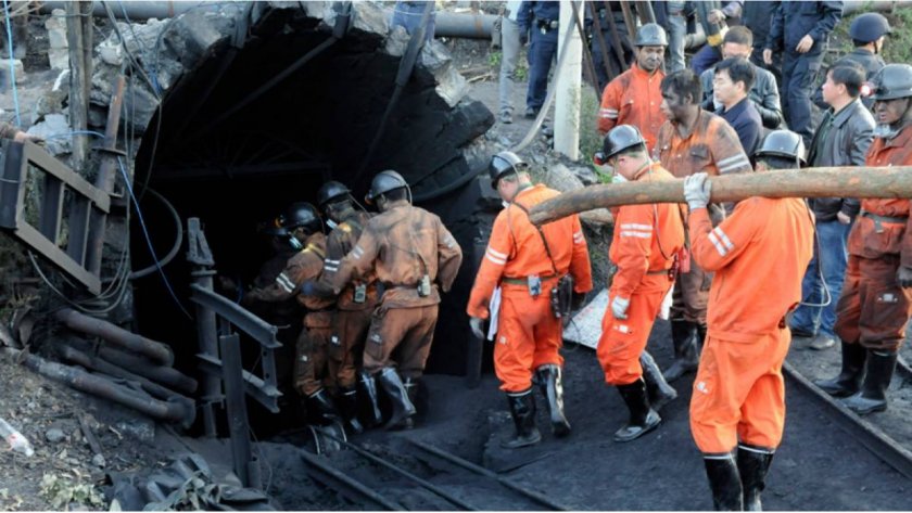 Най-малко 57 души са блокирани под земята след срутване в каменовъглена мина
