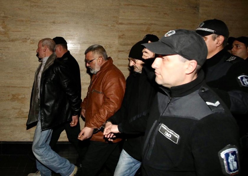 Петимата задържани каналджии по случая Локорско влязоха в съда. Те