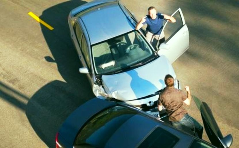 Двама водачи на автомобили се биха заради засичане на пътя.Инцидентът