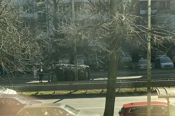 След сблъсък с тир: Кола се обърна на бул. "Г. М. Димитров" в София