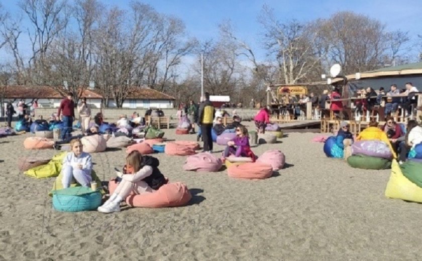 Времето се побърка: 21° в Бургас, плажът е пълен (СНИМКИ)