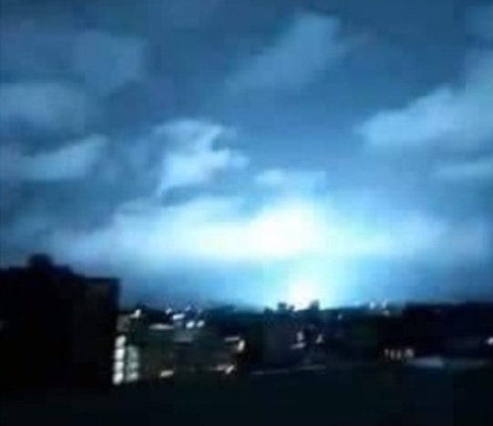 В социалните мрежи очевидци публикуват видеоклипове на светкавици в небето,