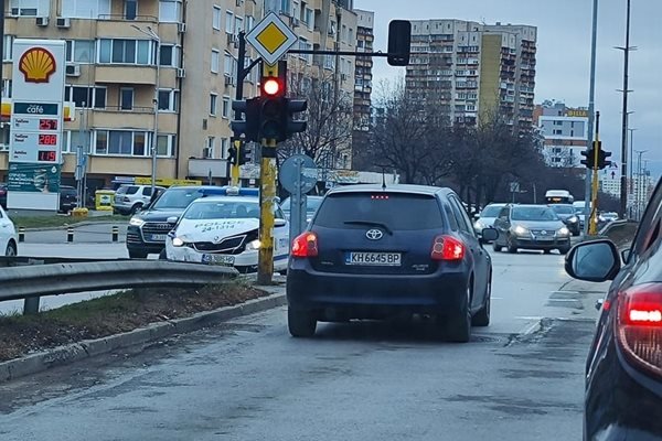 Патрулка преминала на червен светофар и ударила минаваща на зелено