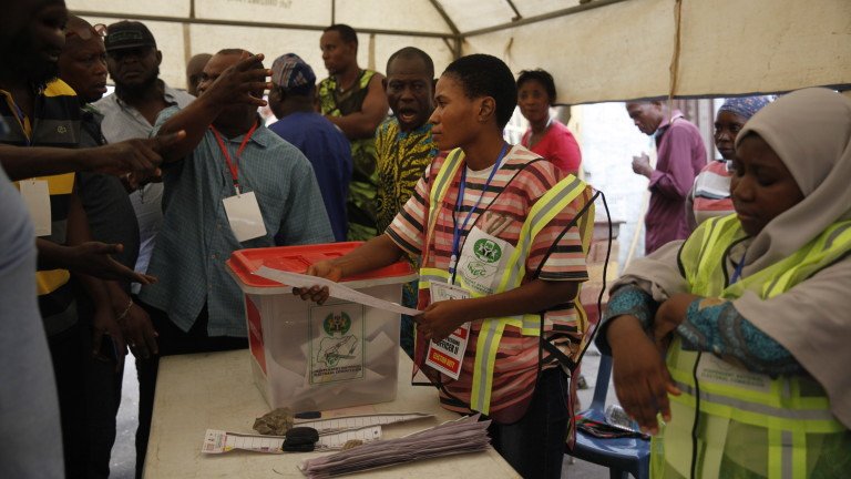 Избиратели в Нигерия продължаваха да гласуват и днес, ден след