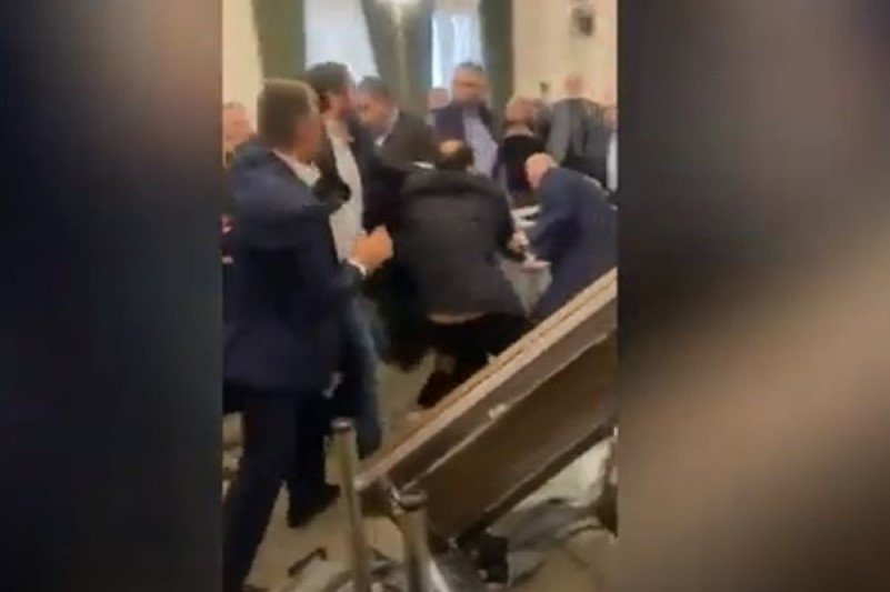 Депутати се сбиха в парламента на Грузия заради закона за чуждестранните агенти