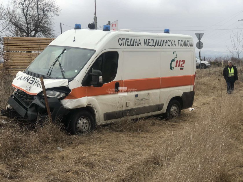 Линейка с пациенти на хемодиализа се преобърна край Враца, жена изпадна в канавка 