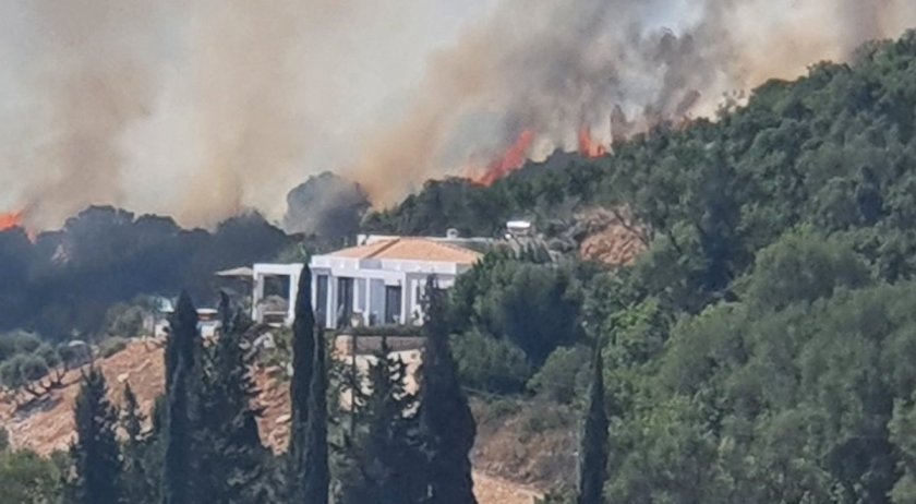 Горски пожар, пламнал на гръцкия остров Закинтос, опасно доближава населено