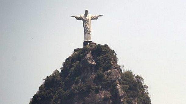 Статуята на Христос в Рио грейва в цветовете на България
