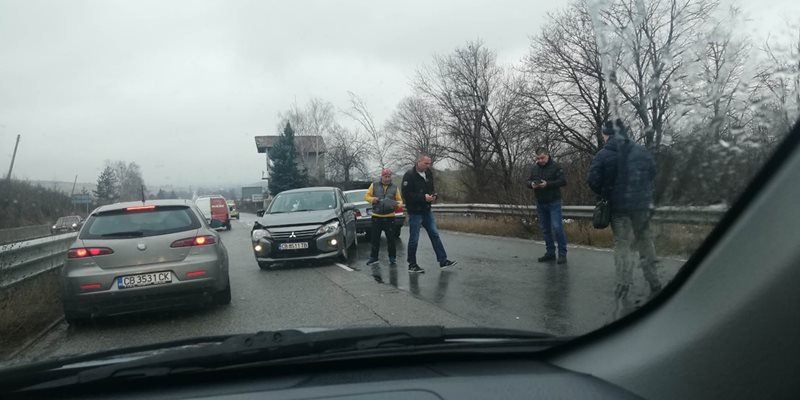 Две катастрофи блокираха пътя за Перник