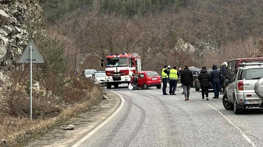 Тежка катастрофа блокира пътя Банско-Гоце Делчев 