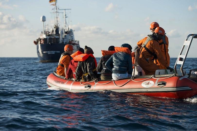 Бурно море блокира мигранти край Италия 