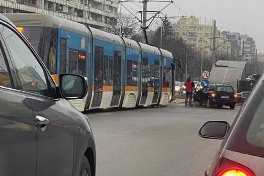 Опел се блъсна в трамвай на столичния булевард България. Новината