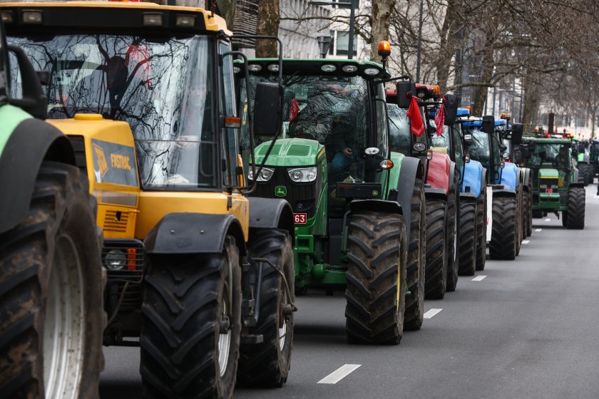 Хиляди трактори поеха днес към белгийската столица Брюксел. Фермерите протестират