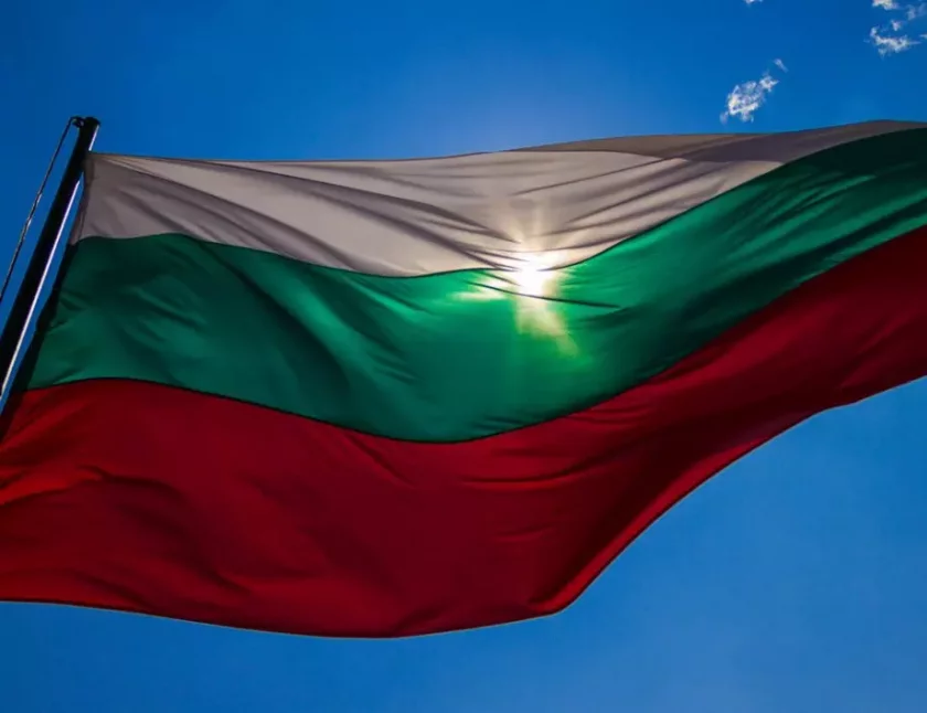 17-годишен младеж запали българското знаме, след като преди това го