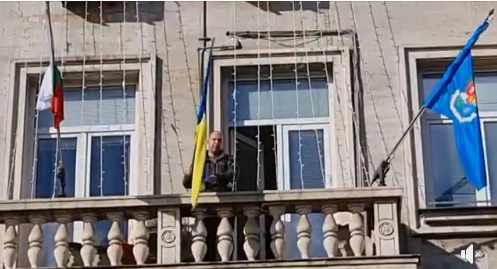 Кандидат-депутатът от партия МИР Атанас Стефанов свали украинското знаме от
