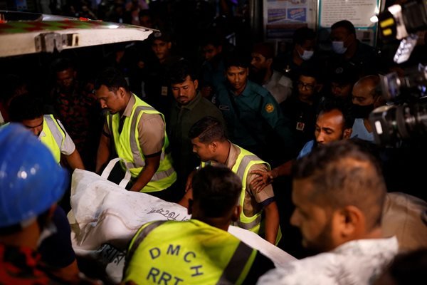 Експлозия уби 15 души и рани 200 в Бангладеш