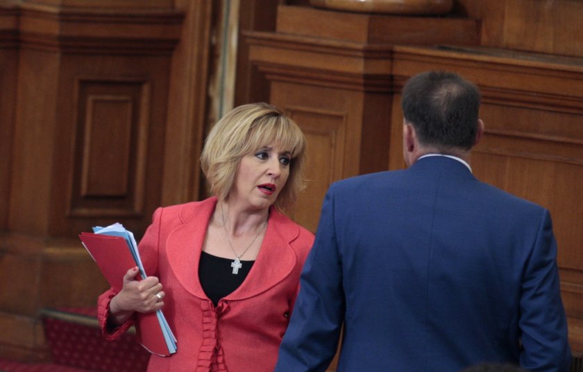Мая Манолова безапелационно грабва приза Царица на микрофона в парламента,