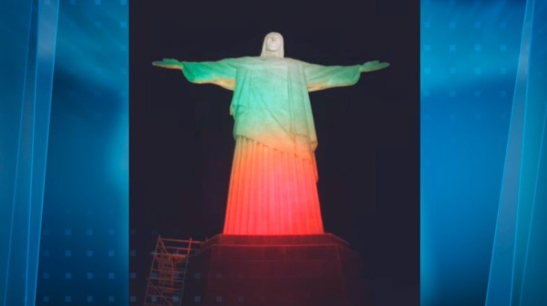 И статуята на Исус Христос в Рио де Жанейро светна