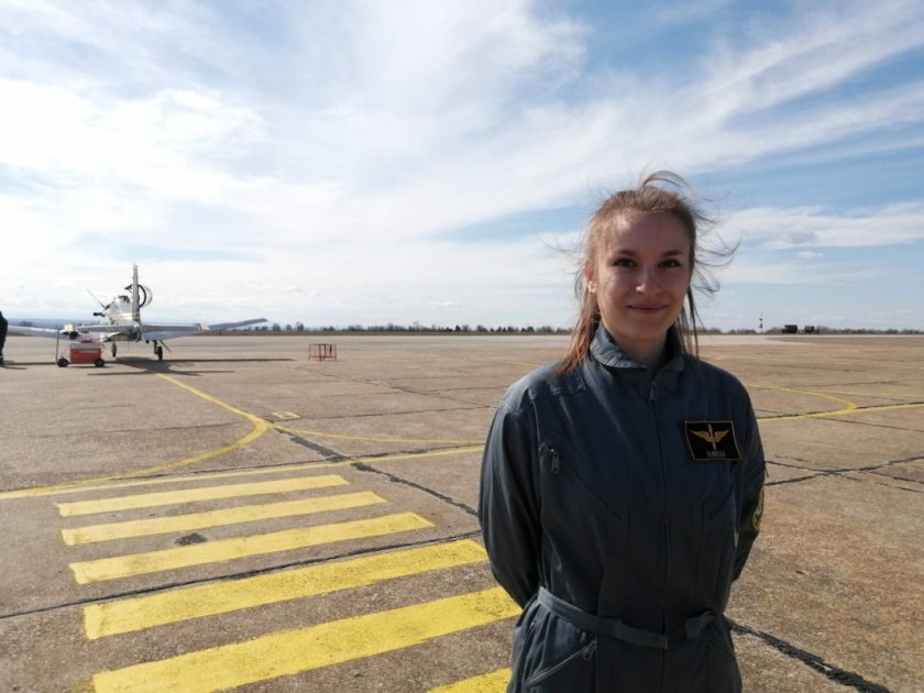 Единственото Висше военно-въздушно училище Георги Бенковски отличи жени, избрали професията