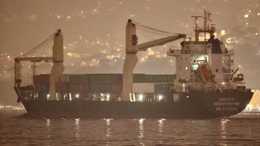 Тежко натоварен руски кораб със съмнителен товар премина Босфора