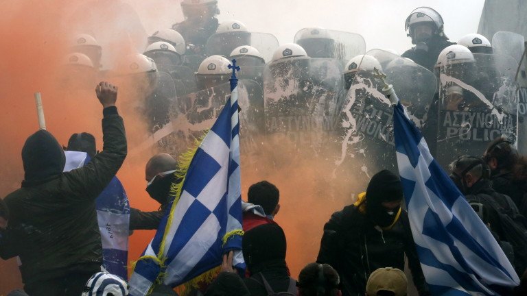 Нови сбълсъци между полиция и демонстранти в Гърция (ВИДЕО)