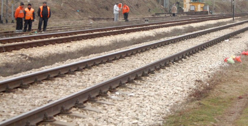 Скала падна на релсите и спря влаковете между Костенец и Ихтиман