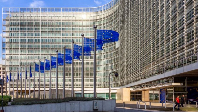 Европейската комисия съобщи, че предприема промени заради възникналите съмнения за конфликт на интереси