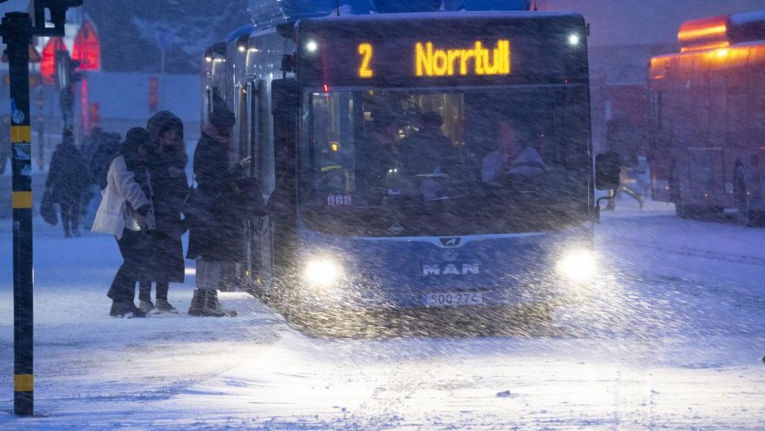 Изненадващ обилен снеговалеж предизвика огромни проблеми с трафика в Стокхолм,
