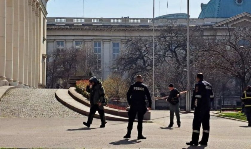 Отбой: Нямало бомба пред Националната библиотека