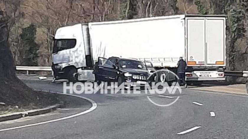Тир и автомобил се удариха на Прохода на републиката 