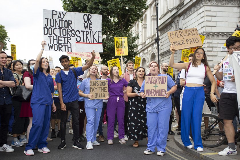 Започна 72-часова стачка на младшите лекари в Англия с искане за увеличаване заплащането на