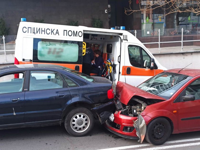 Верижно меле на подземната улица в Бургас, има пострадали (СНИМКИ)