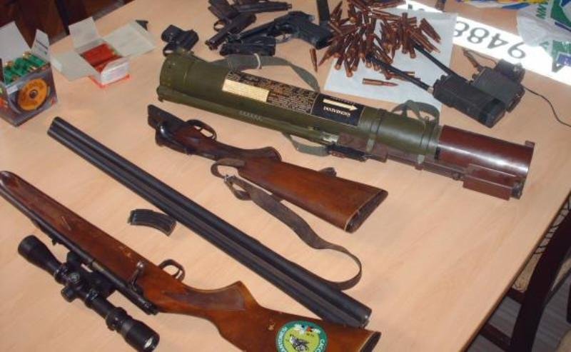 Спецакцията в Разградско: Спипаха оръжия, маркови дрехи ментета и цигари без бандерол 