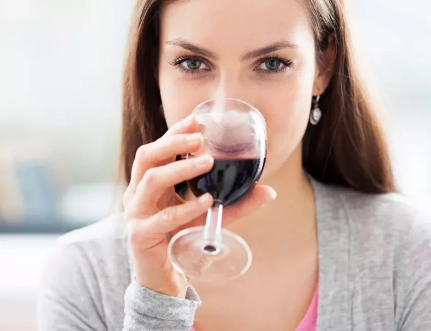 По колко чаши вино на седмица свалят кръвното?