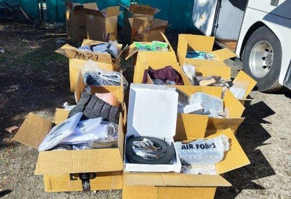 Задържаха престъпна група за пране на пари и контрабанда на фалшиви стоки