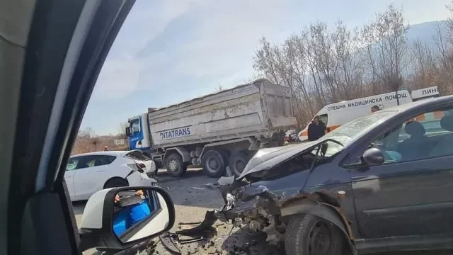 Катастрофа на "Черни връх" между две коли и камион, има пострадали (СНИМКИ)