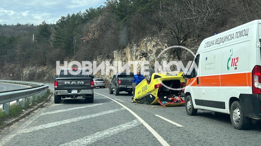 Такси се обърна на пътя Казанлък-Стара Загора, шофьорът е пострадал 